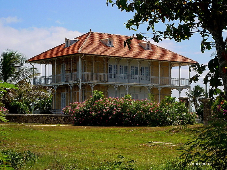 La maison Zévallos, au Moule, de style colonial a une architecture métallique qui aurait été construite par les Ateliers Eiffel. DSC04296M.jpg